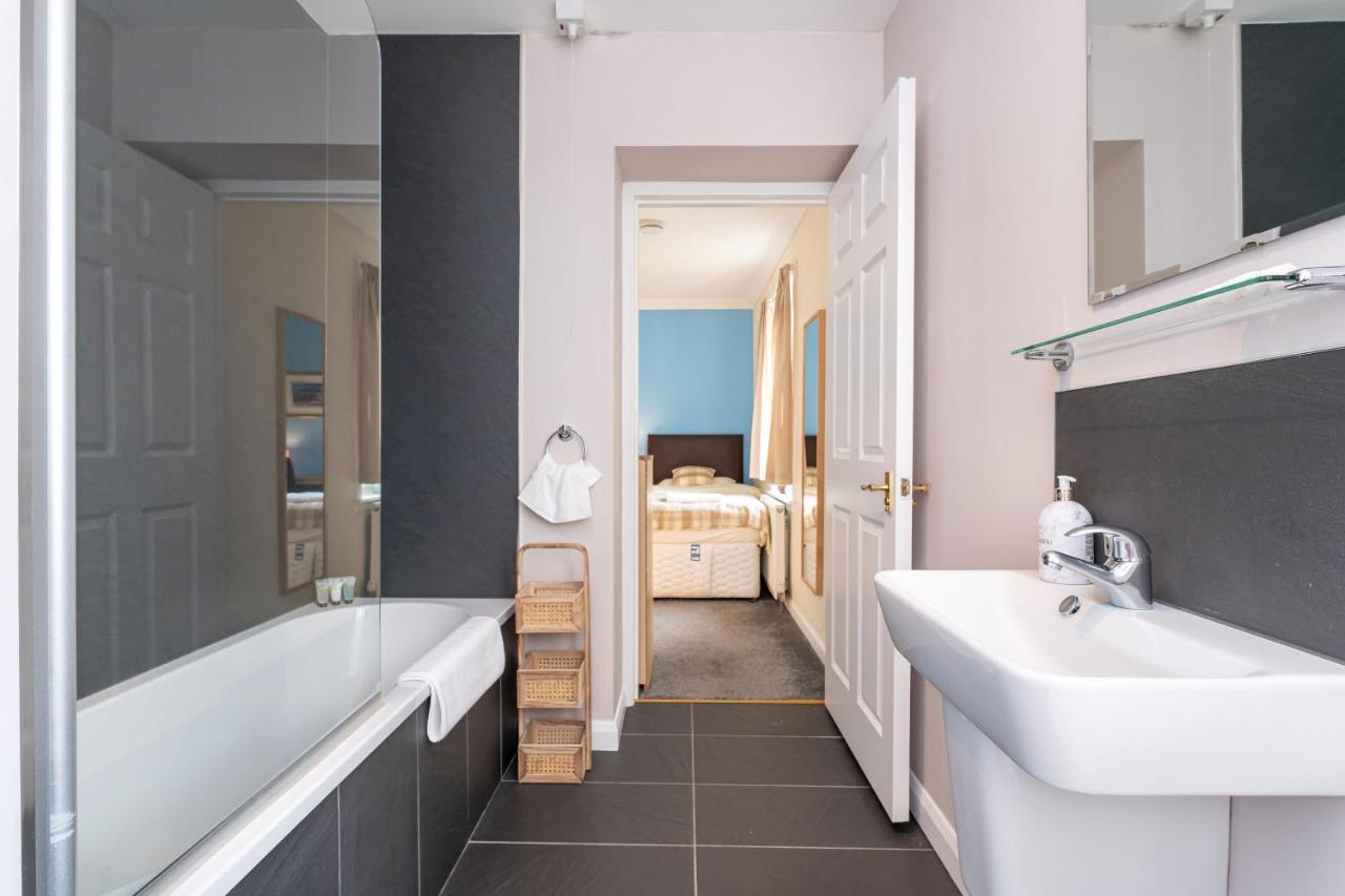 New Four Bedroom House - All Rooms Ensuite Stirling Esterno foto